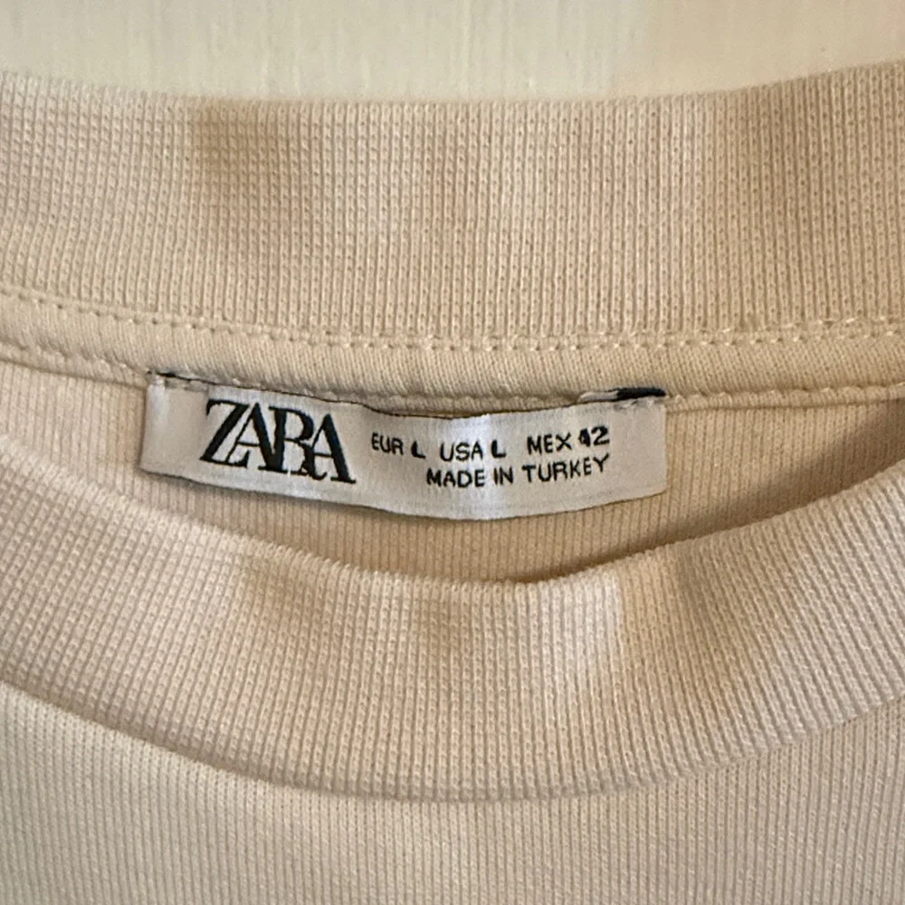Zara Men oversized ecru sweatshirt.